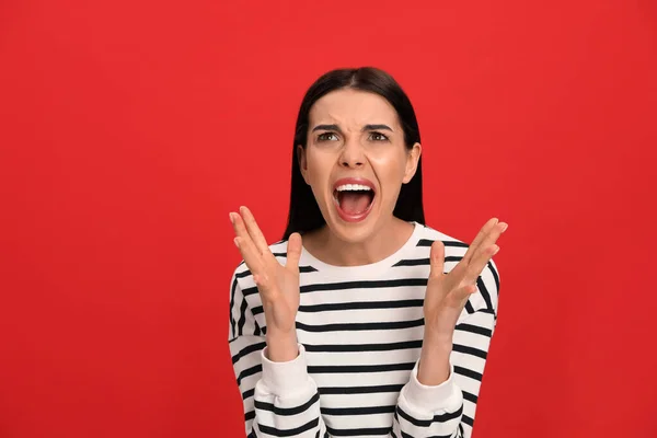 Jovem Irritada Fundo Vermelho Conceito Ódio — Fotografia de Stock