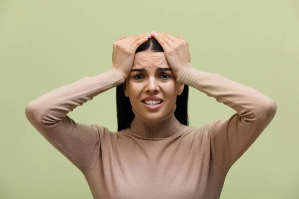 Frau Mit Migräne Auf Hellgrünem Hintergrund — Stockfoto