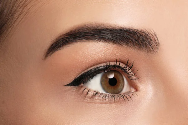 Vacker Kvinna Med Svart Eyeliner Närbild — Stockfoto