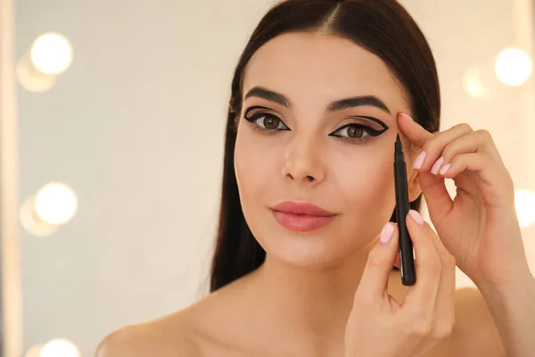 Bella Giovane Donna Che Applica Eyeliner Nero Casa Spazio Testo — Foto Stock