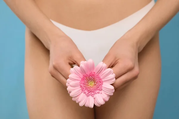 Frau Weißen Höschen Mit Gerbera Blume Auf Hellblauem Hintergrund Nahaufnahme — Stockfoto