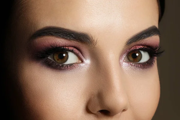 Mujer Joven Con Maquillaje Noche Primer Plano Producto Sombra Ojos —  Fotos de Stock