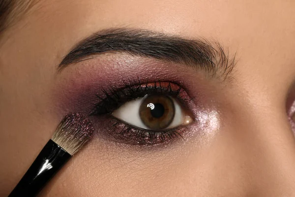 Aplicación Sombra Ojos Oscuros Con Cepillo Cara Mujer Primer Plano —  Fotos de Stock