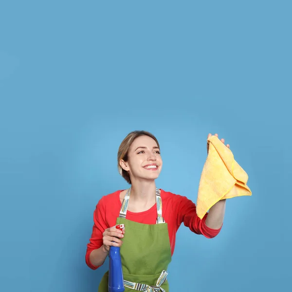 Junge Hausfrau Mit Waschmittel Und Lappen Auf Hellblauem Hintergrund — Stockfoto