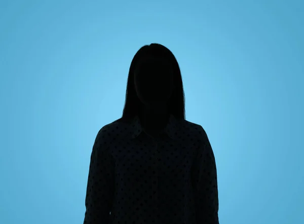 Silhouette Einer Anonymen Frau Auf Hellblauem Hintergrund — Stockfoto