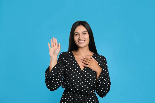 Mujer Feliz Saludando Con Mano Sobre Fondo Azul Claro — Foto de Stock