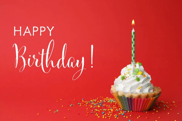Gelukkige Verjaardag Heerlijke Cupcake Met Kaars Rode Achtergrond — Stockfoto