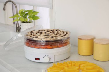 Mutfakta sebzeli modern susuz bırakma makinesi.