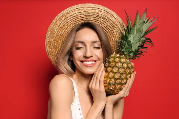 Junge Frau Mit Frischer Ananas Auf Rotem Hintergrund Exotische Früchte — Stockfoto