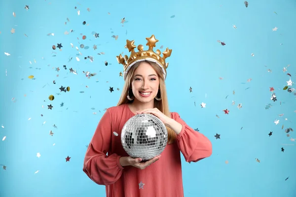 Parti Tacındaki Mutlu Genç Kadın Disko Topu Açık Mavi Arka — Stok fotoğraf