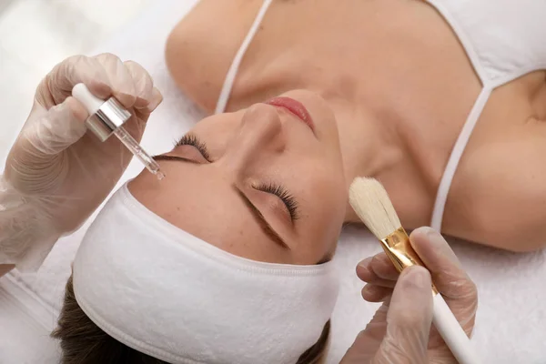 Giovane Donna Durante Procedura Peeling Facciale Nel Salone — Foto Stock