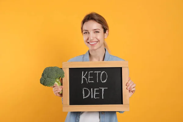 Mujer Sosteniendo Pizarra Con Frase Keto Dieta Brócoli Sobre Fondo — Foto de Stock