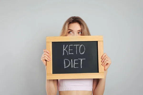 Frau Hält Tafel Mit Satz Keto Diet Auf Grauem Hintergrund — Stockfoto