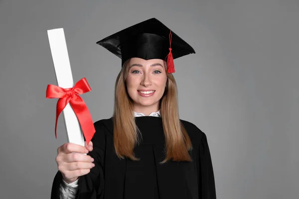 Glückliche Studentin Mit Diplom Auf Grauem Hintergrund — Stockfoto