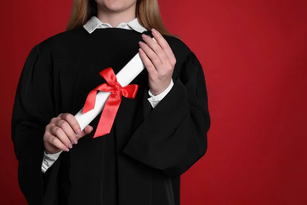 Student Diplomem Červeném Pozadí Detailní Záběr — Stock fotografie