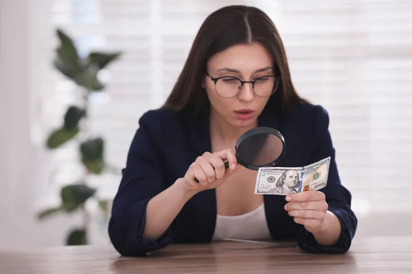 Expert Authenticating 100 Dollar Banknote Magnifying Glass Table Office Focus — Stock Photo, Image
