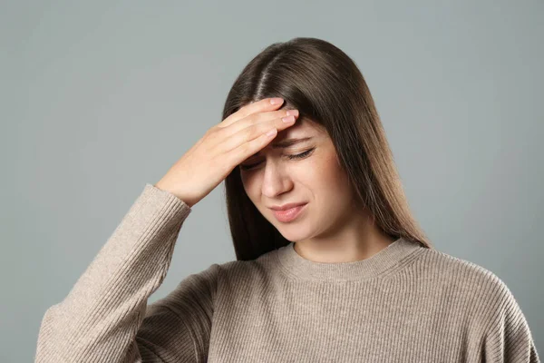 Junge Frau Mit Migräne Auf Grauem Hintergrund — Stockfoto