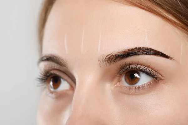 Woman Eyebrow Tinting Procedure Grey Background Closeup — Stock Photo, Image