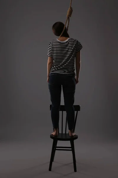 Mulher Com Laço Corda Cadeira Contra Fundo Cinza Visão Traseira — Fotografia de Stock