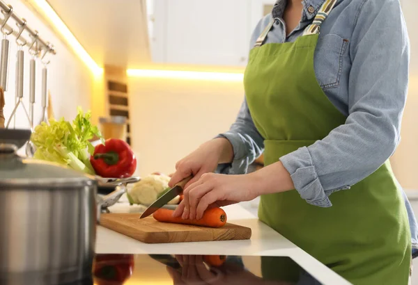 Mujer Cortando Zanahoria Para Hacer Caldo Cocina Primer Plano Receta — Foto de Stock