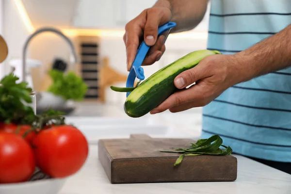 Seorang Pria Mengupas Mentimun Dapur Menutup Diri Menyiapkan Sayuran — Stok Foto