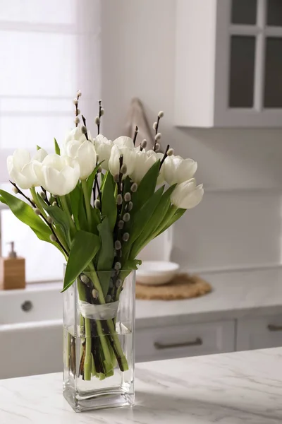 Beau Bouquet Branches Saule Tulipes Vase Sur Table Blanche Intérieur — Photo