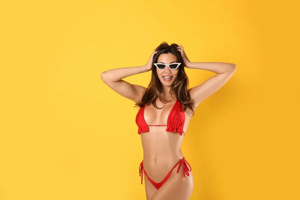 Mooie Vrouw Stijlvolle Bikini Zonnebril Gele Achtergrond — Stockfoto