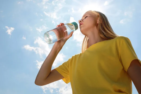Woman Drinking Water Prevent Heat Stroke Outdoors — Stock Photo, Image
