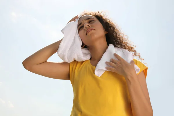 African American Woman Towel Suffering Heat Stroke Outdoors — Stock Photo, Image