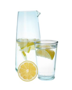 Beyaz arkaplanda limon dilimleri ile taze su