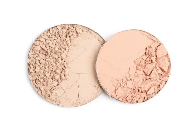 Beyaz arkaplanda farklı kırık yüz pudraları, üst görünüm