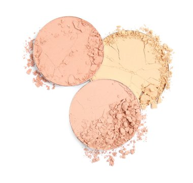 Beyaz arkaplanda farklı kırık yüz pudraları, üst görünüm