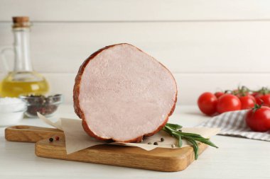 Beyaz ahşap masada nefis taze jambon.