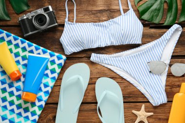 Ahşap zemin üzerinde farklı plaj nesneleri, düz yatıyordu