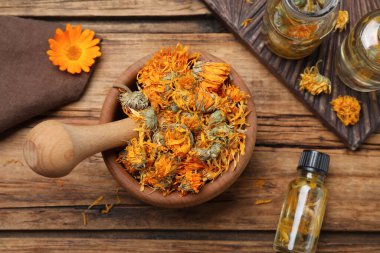 Kuru takvim çiçekleri ve tentür ahşap masa, düz yatıyordu