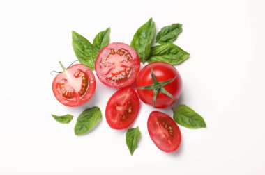 Beyaz arka planda taze fesleğen yaprakları ve domatesler.