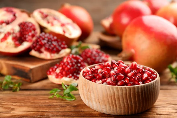 Läckra Mogna Granatäpplekärnor Skål Träbord — Stockfoto