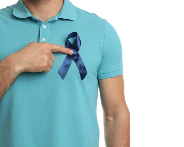 白い背景に青いリボンの男を閉じます 泌尿器科がんの認知度 — ストック写真