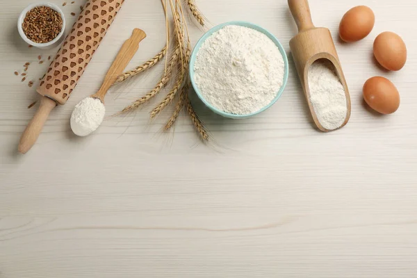 Composición Plana Poner Con Harina Trigo Huevos Mesa Madera Blanca — Foto de Stock