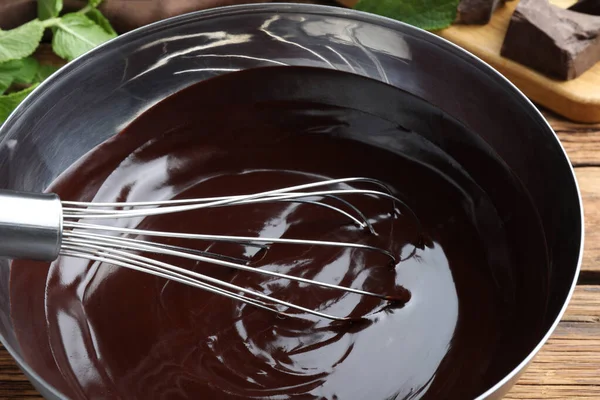 Νόστιμη Κρέμα Σοκολάτας Και Σύρμα Μπολ Στο Τραπέζι Closeup — Φωτογραφία Αρχείου