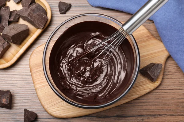 Νόστιμη Κρέμα Σοκολάτας Και Σύρμα Γυάλινο Μπολ Ξύλινο Τραπέζι Επίπεδη — Φωτογραφία Αρχείου