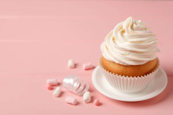 Heerlijke Cupcake Versierd Met Crème Roze Achtergrond Ruimte Voor Tekst — Stockfoto