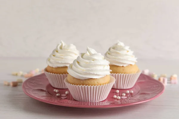 Deliciosos Cupcakes Com Creme Mesa Madeira Branca — Fotografia de Stock