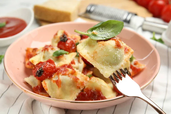 Gustosi Ravioli Con Salsa Pomodoro Serviti Tavola Primo Piano — Foto Stock