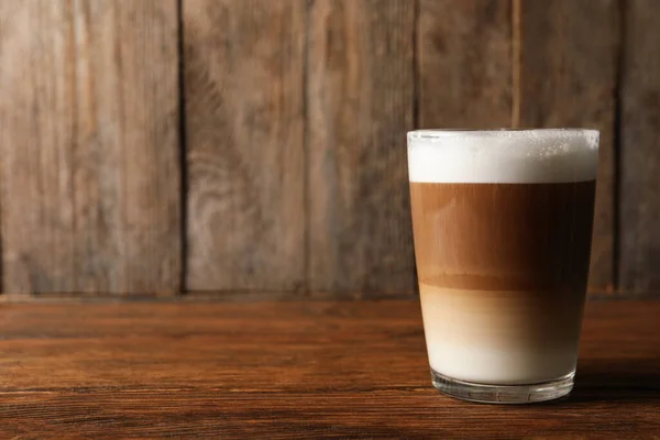 Glas Heerlijke Gelaagde Koffie Houten Tafel Ruimte Voor Tekst — Stockfoto