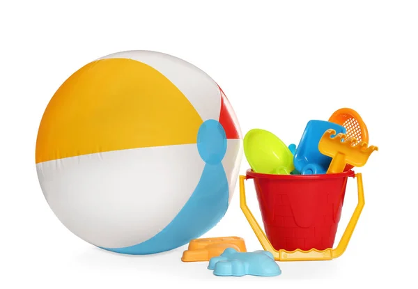 Aufblasbare Bunte Strandkugel Und Kinderspielzeug Aus Kunststoff Auf Weißem Hintergrund — Stockfoto