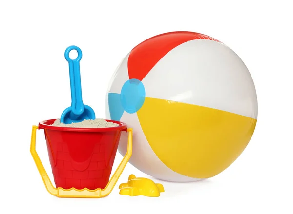 Aufblasbare Bunte Strandkugel Und Kinderspielzeug Aus Kunststoff Auf Weißem Hintergrund — Stockfoto