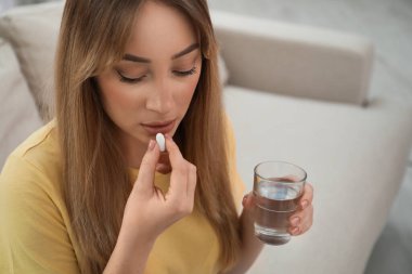 Evde kürtaj hapı alan genç bir kadın.