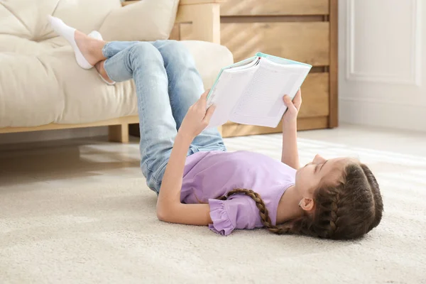 Aranyos Kislány Olvasás Könyvet Padlón Otthon — Stock Fotó