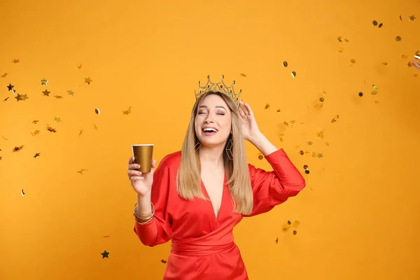 Щаслива Молода Жінка Партійній Короні Чашкою Конфетті Жовтому Фоні — стокове фото
